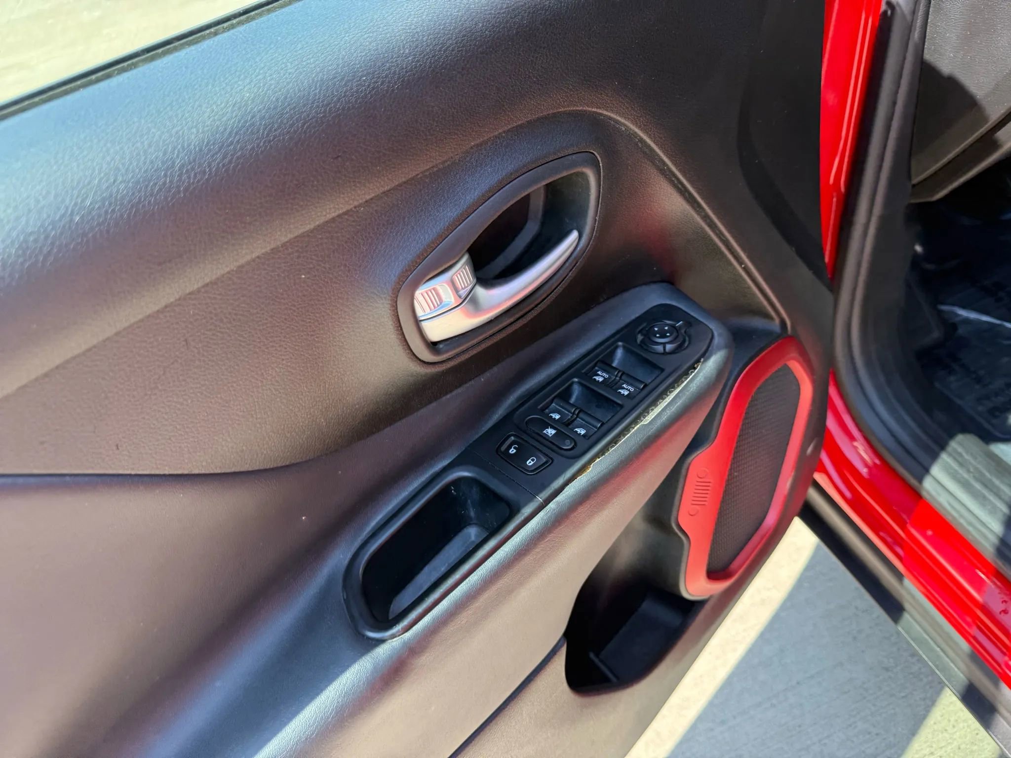 Used 2016 Jeep Renegade Trailhawk image 23