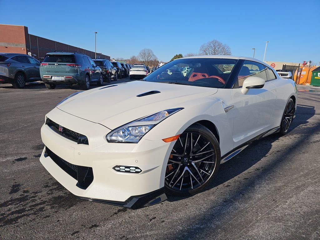 Used 2024 Nissan GT-R Premium w/ Premium Interior Package image 2
