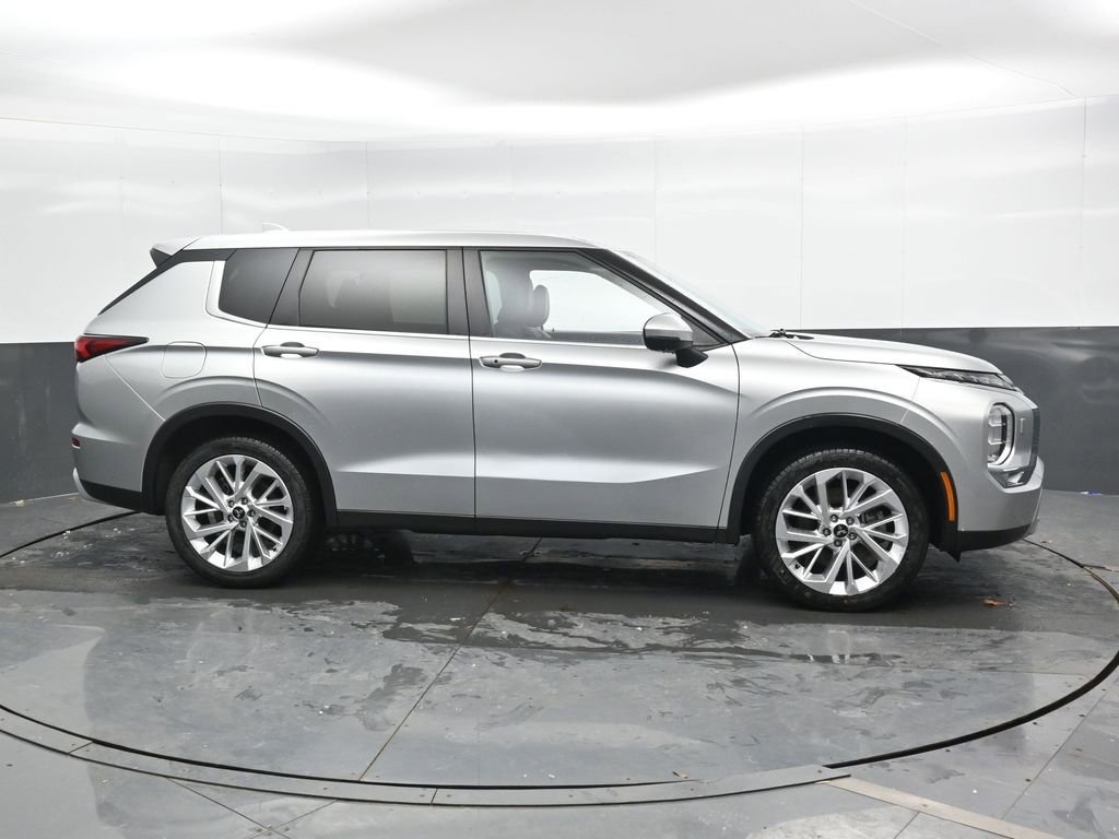 Used 2024 Mitsubishi Outlander SE image 5