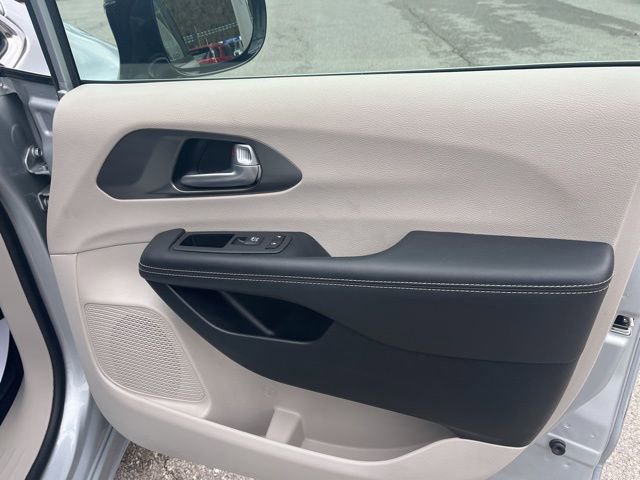 Used 2024 Chrysler Pacifica Touring-L image 51