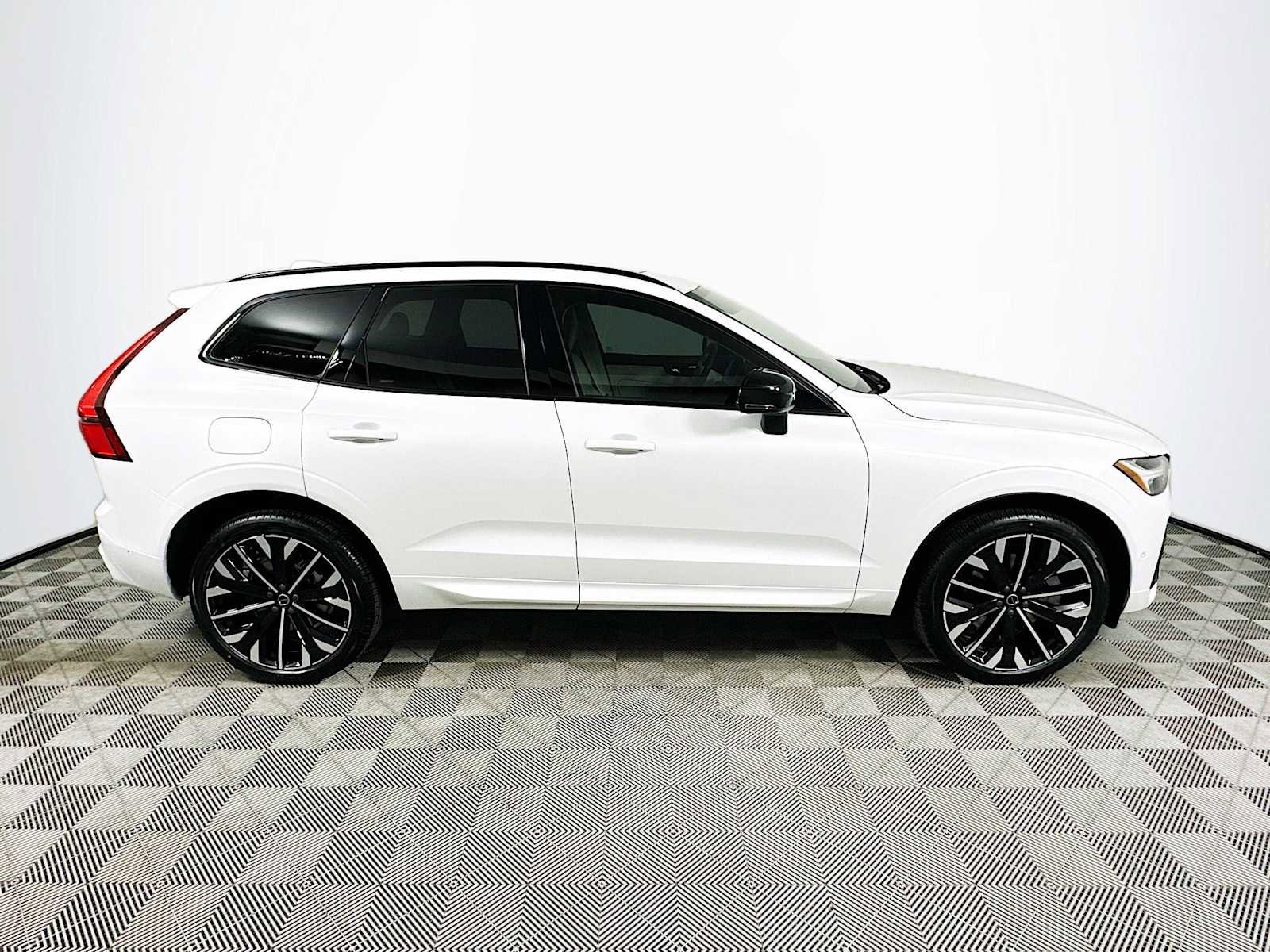 New 2026 Volvo XC60 T8 Ultra w/ Protection Package Premier AWD/4WD image 8