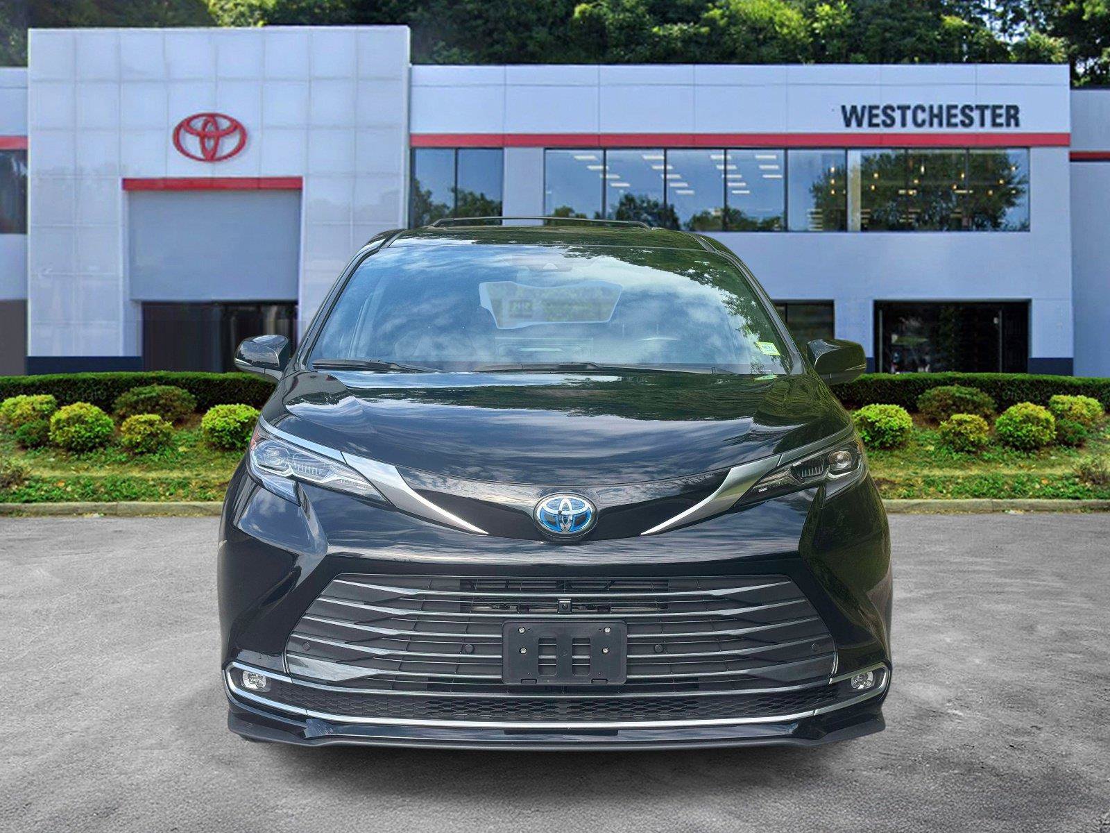 Certified 2025 Toyota Sienna Platinum FWD image 2