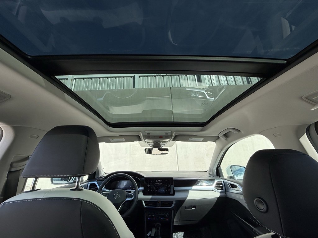 Certified 2025 Volkswagen Taos SE image 7