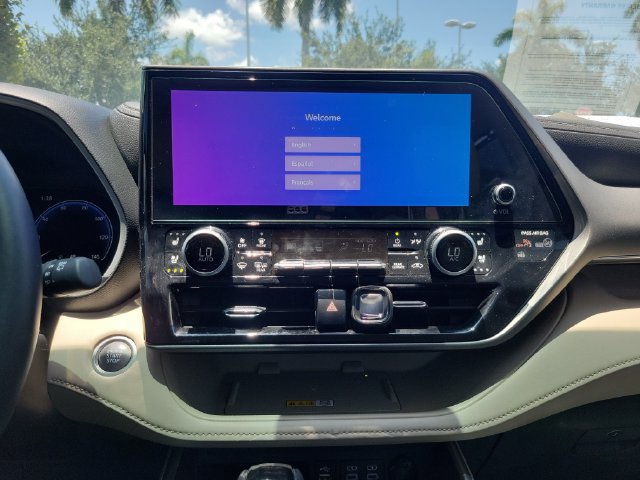 Used 2025 Toyota Highlander Limited FWD image 19