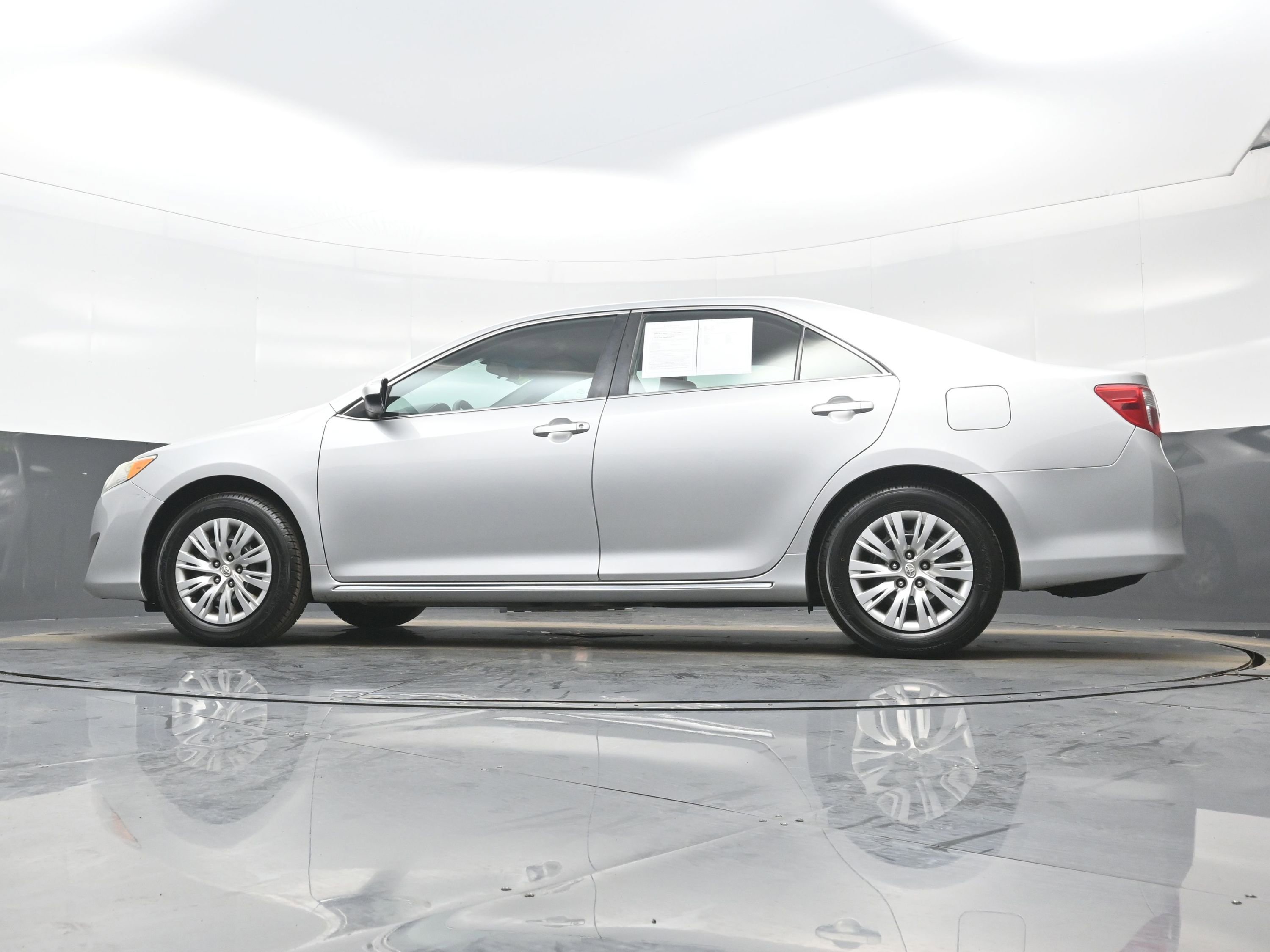 Used 2013 Toyota Camry LE image 23