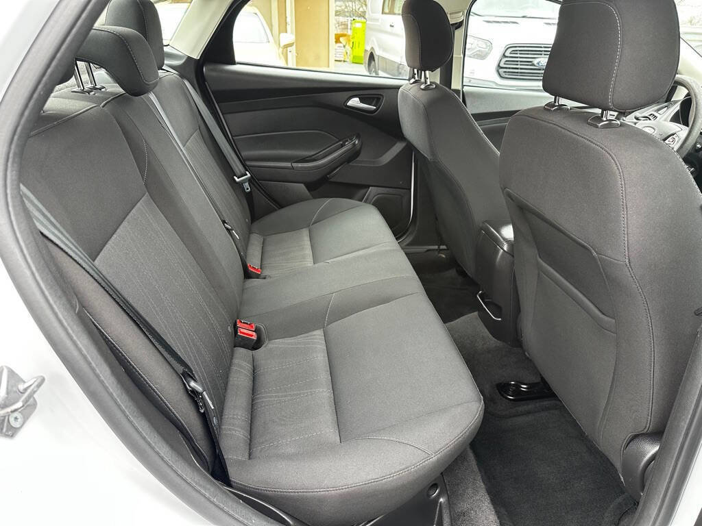 Used 2018 Ford Focus SE w/ SE Appearance Package image 9