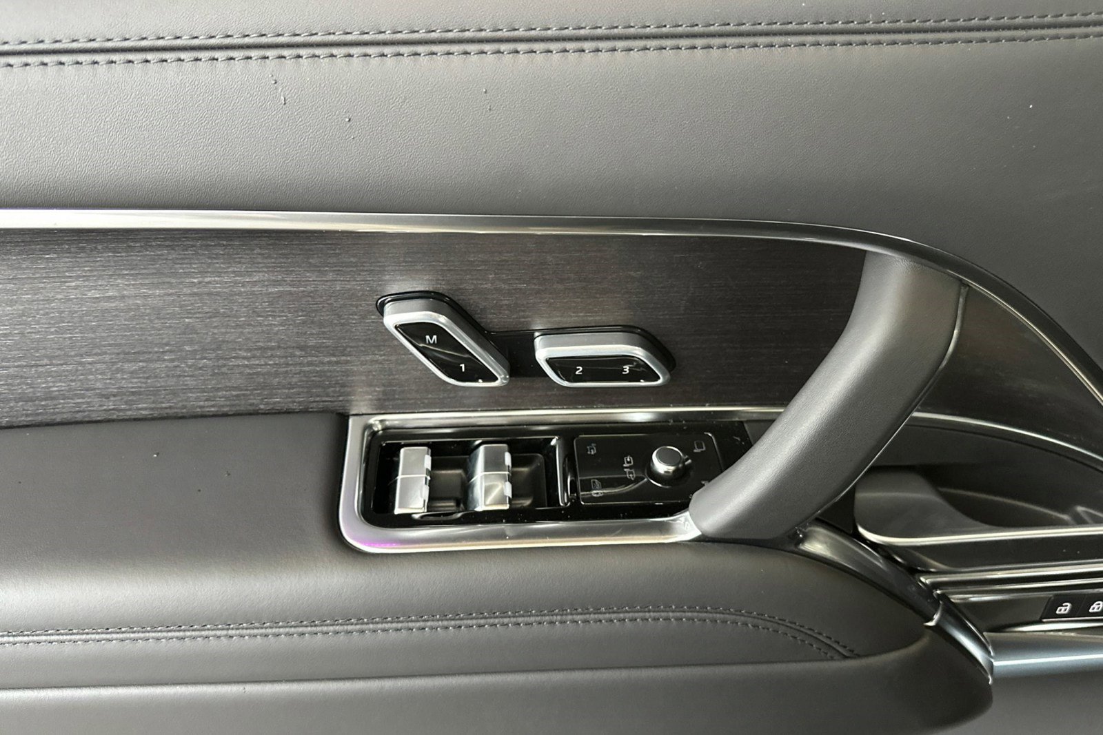 New 2025 Land Rover Range Rover SE image 14