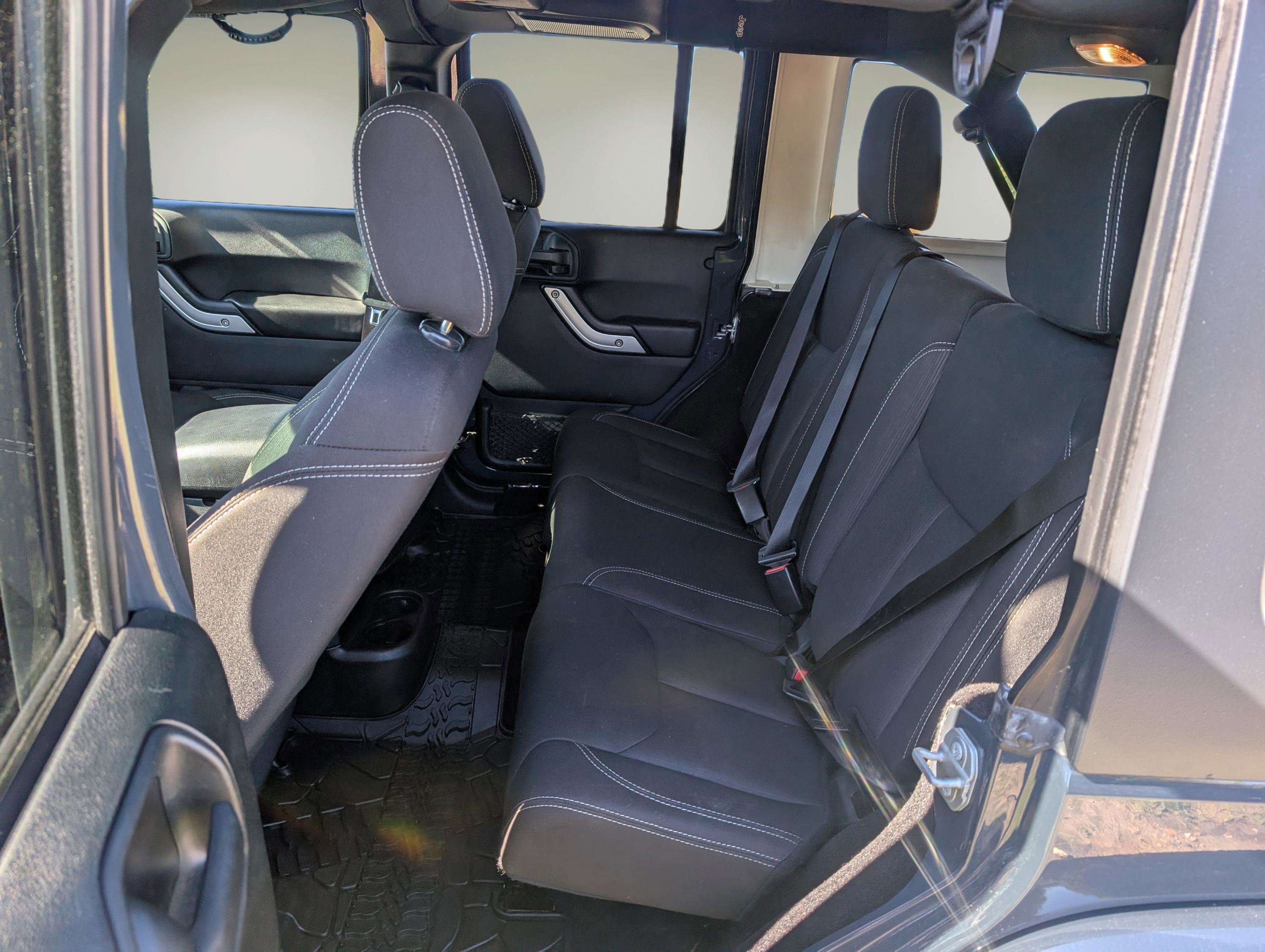 Used 2017 Jeep Wrangler Unlimited Sahara w/ Connectivity Group image 11