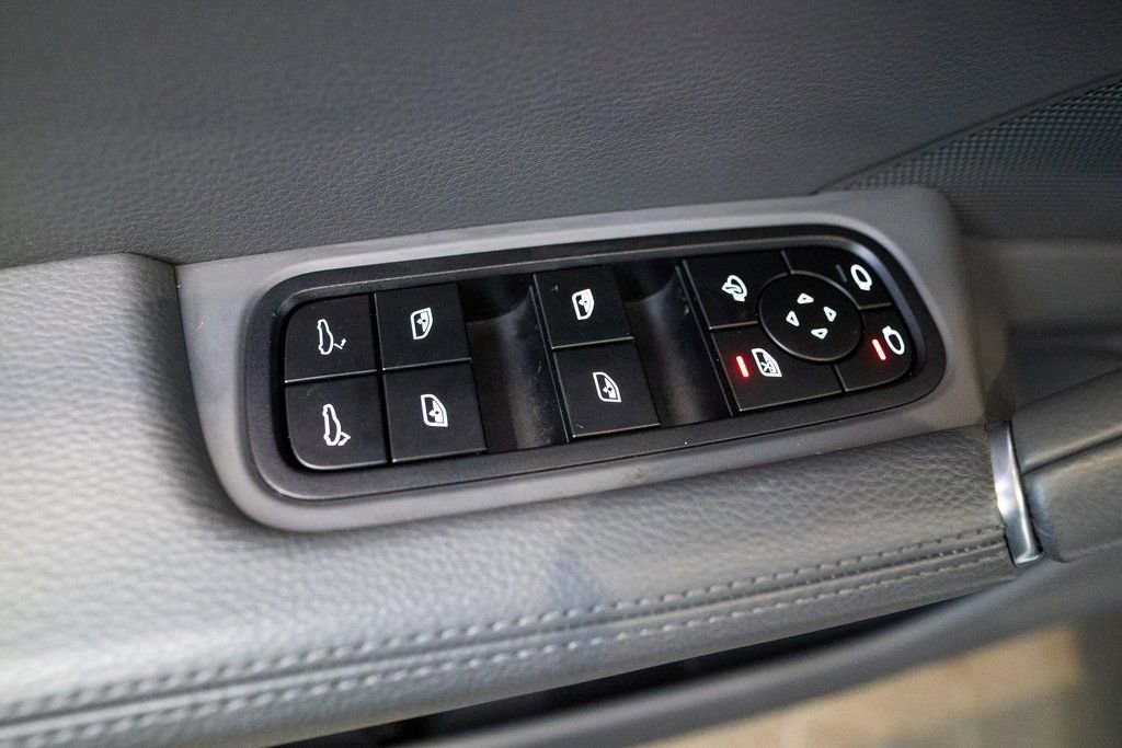 Certified 2023 Porsche Cayenne Platinum Edition image 18