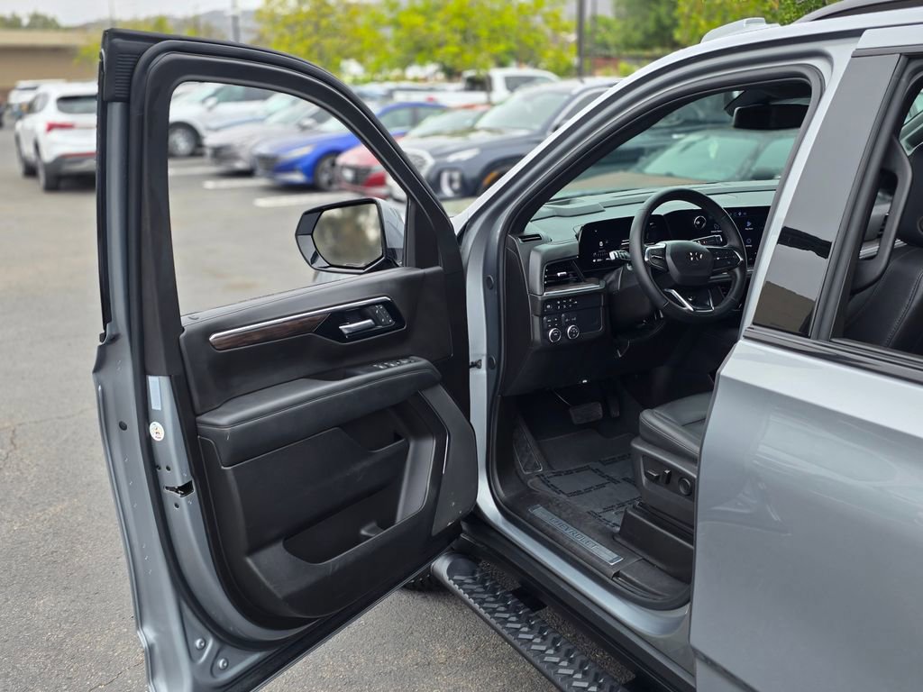 Used 2025 Chevrolet Suburban Z71 AWD/4WD image 42