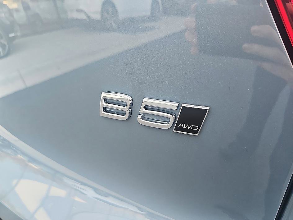 Used 2023 Volvo XC40 B5 Ultimate w/ Protection Package Premier image 9