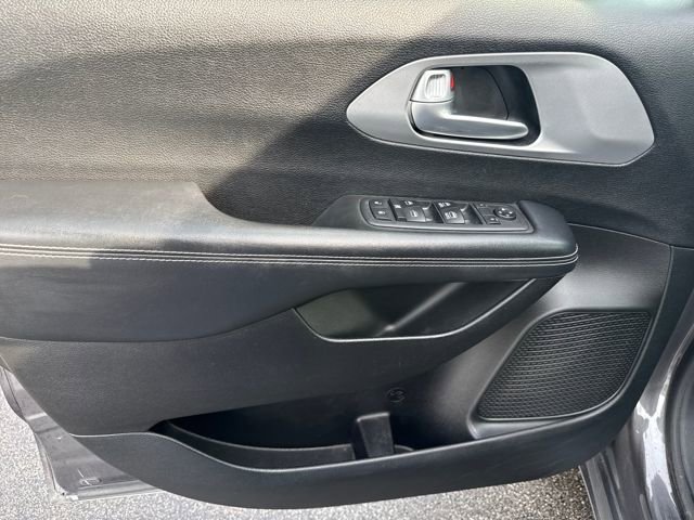 Used 2018 Chrysler Pacifica Touring-L w/ Premium Audio Group image 9