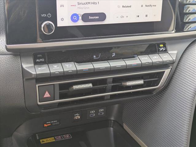 Used 2025 Toyota Camry SE image 16