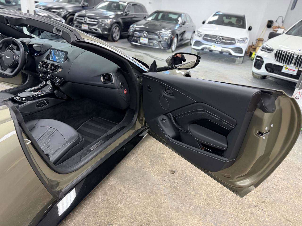 Used 2023 Aston Martin V8 Vantage Roadster image 32