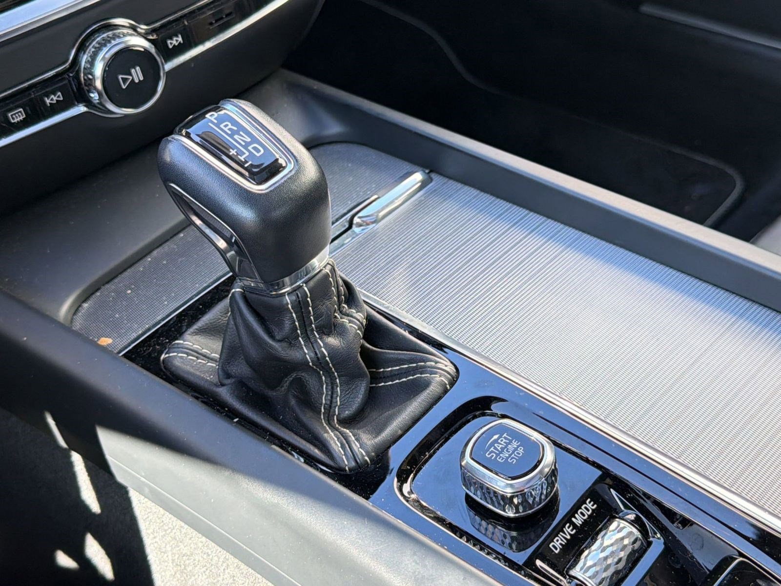 Used 2019 Volvo S60 T5 R-Design image 17