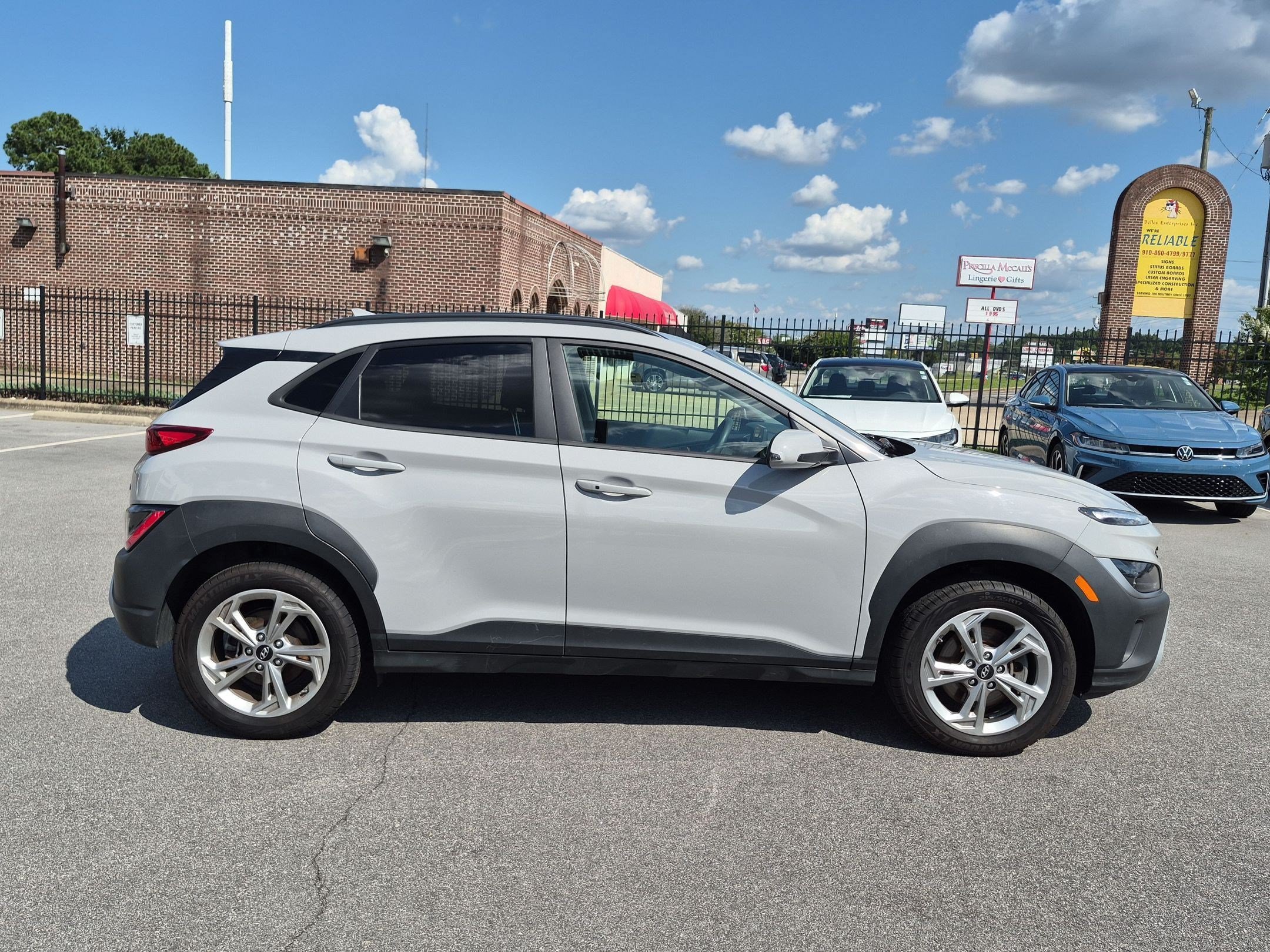 Used 2023 Hyundai Kona SEL AWD/4WD image 2
