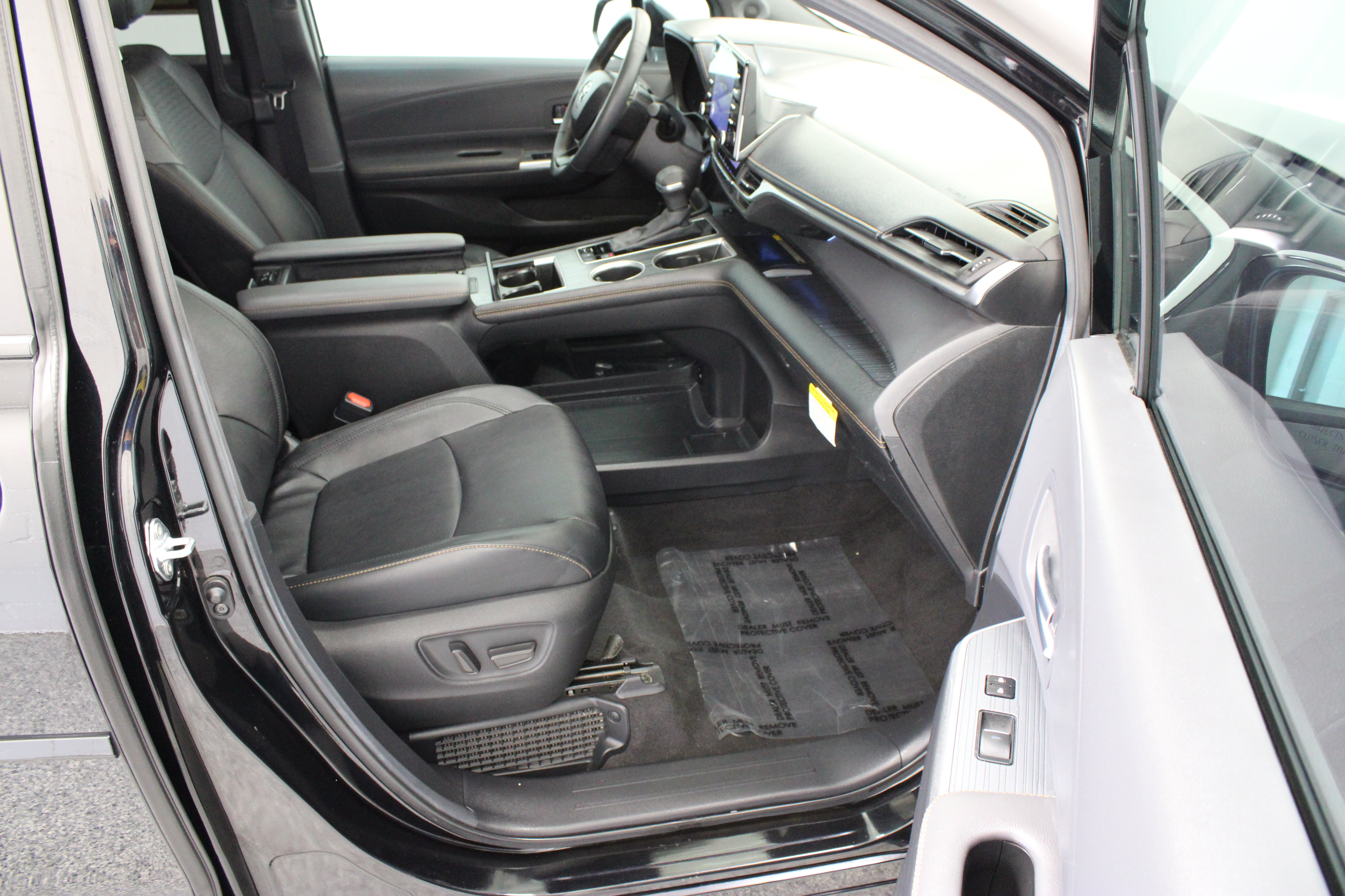 Certified 2024 Toyota Sienna XLE Woodland Edition AWD/4WD image 40