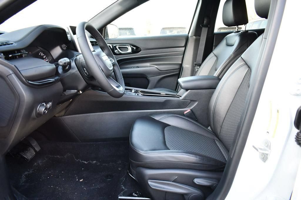 Certified 2026 Jeep Compass Latitude AWD/4WD image 12