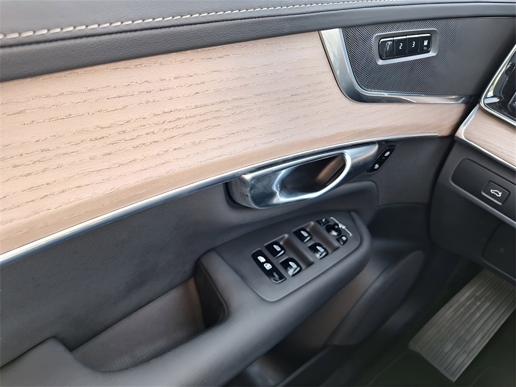 Used 2025 Volvo XC90 B6 Plus image 19