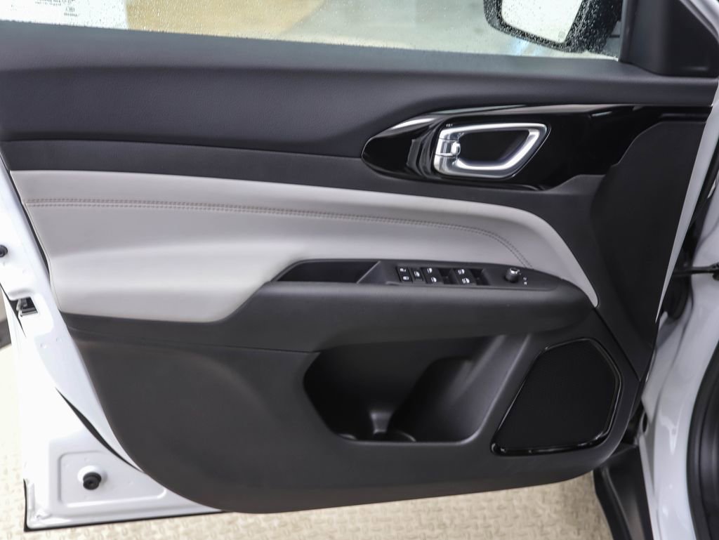 Used 2024 Jeep Compass Limited image 9