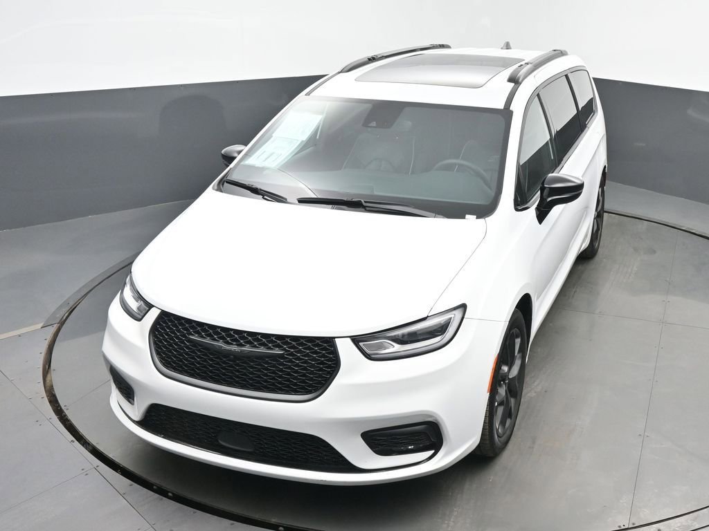 Used 2025 Chrysler Pacifica Limited image 36