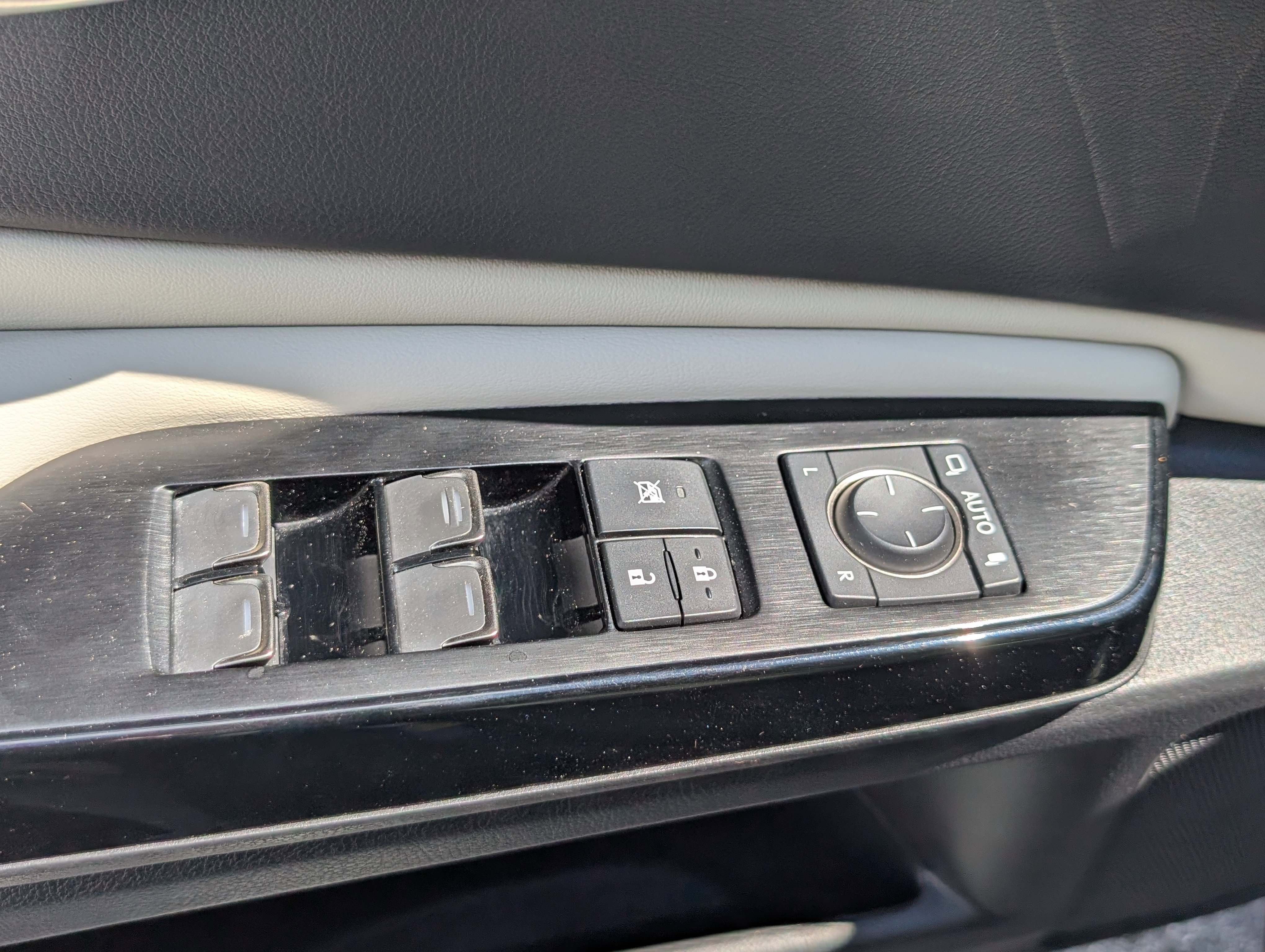 Used 2025 Lexus ES 300h w/ Premium Package image 17