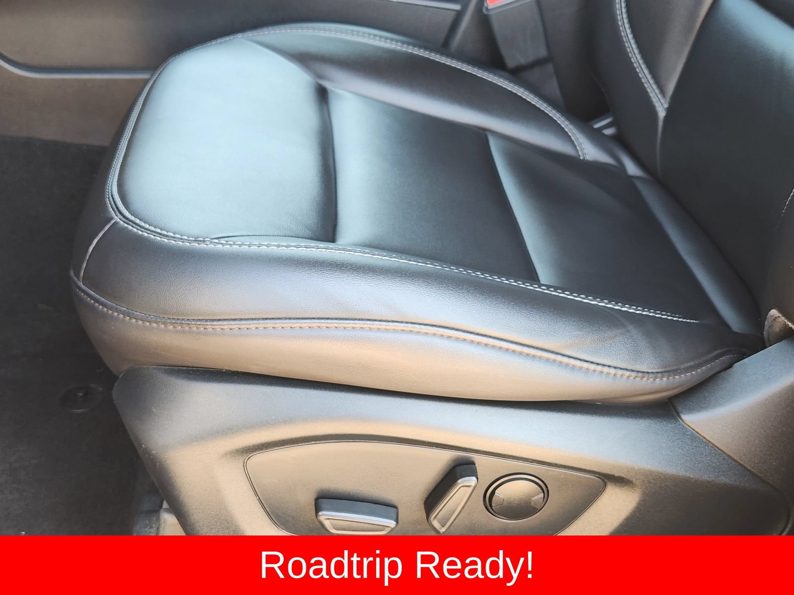 Used 2024 Ford Explorer XLT w/ Equipment Group 202A AWD/4WD image 34