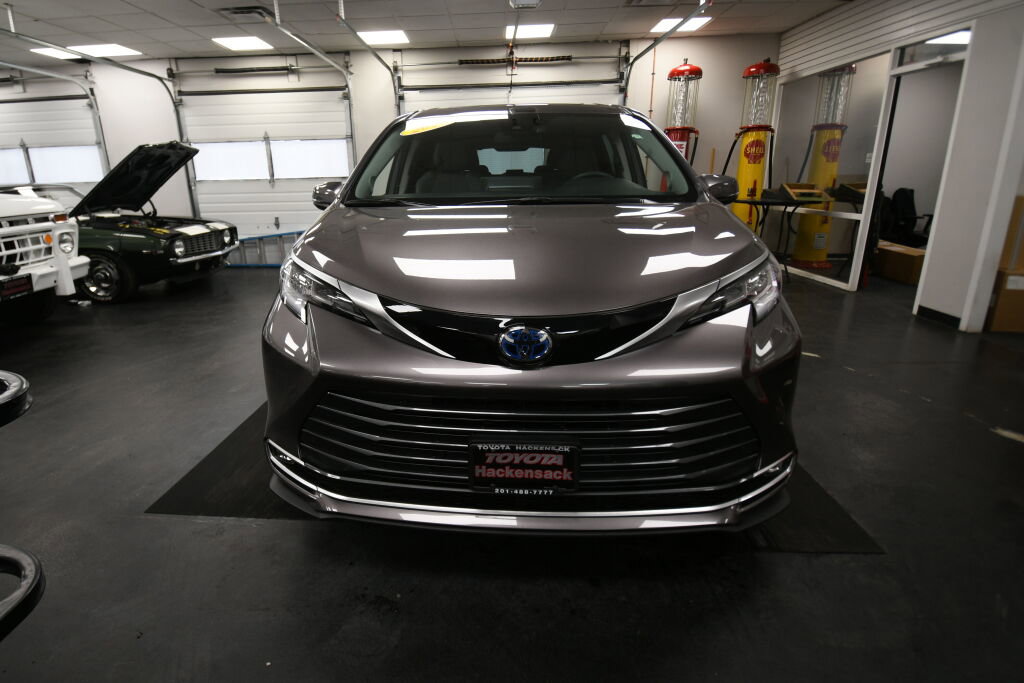 Used 2024 Toyota Sienna Limited image 3