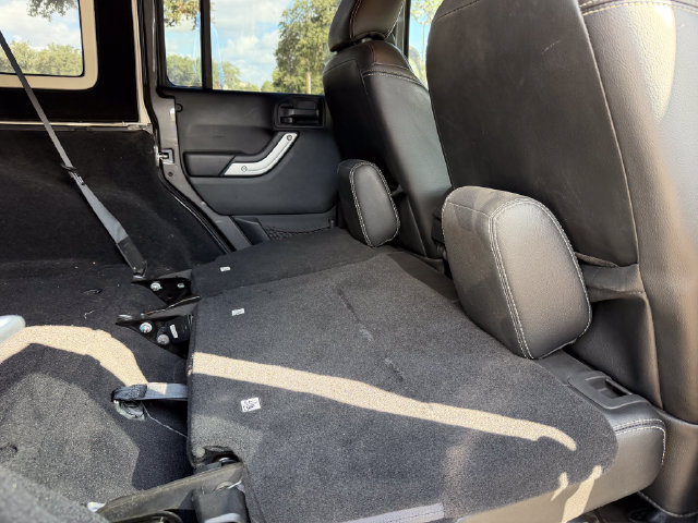 Used 2017 Jeep Wrangler Unlimited Rubicon w/ Connectivity Group AWD/4WD image 18