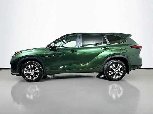 Used 2024 Toyota Highlander XLE AWD/4WD image 4