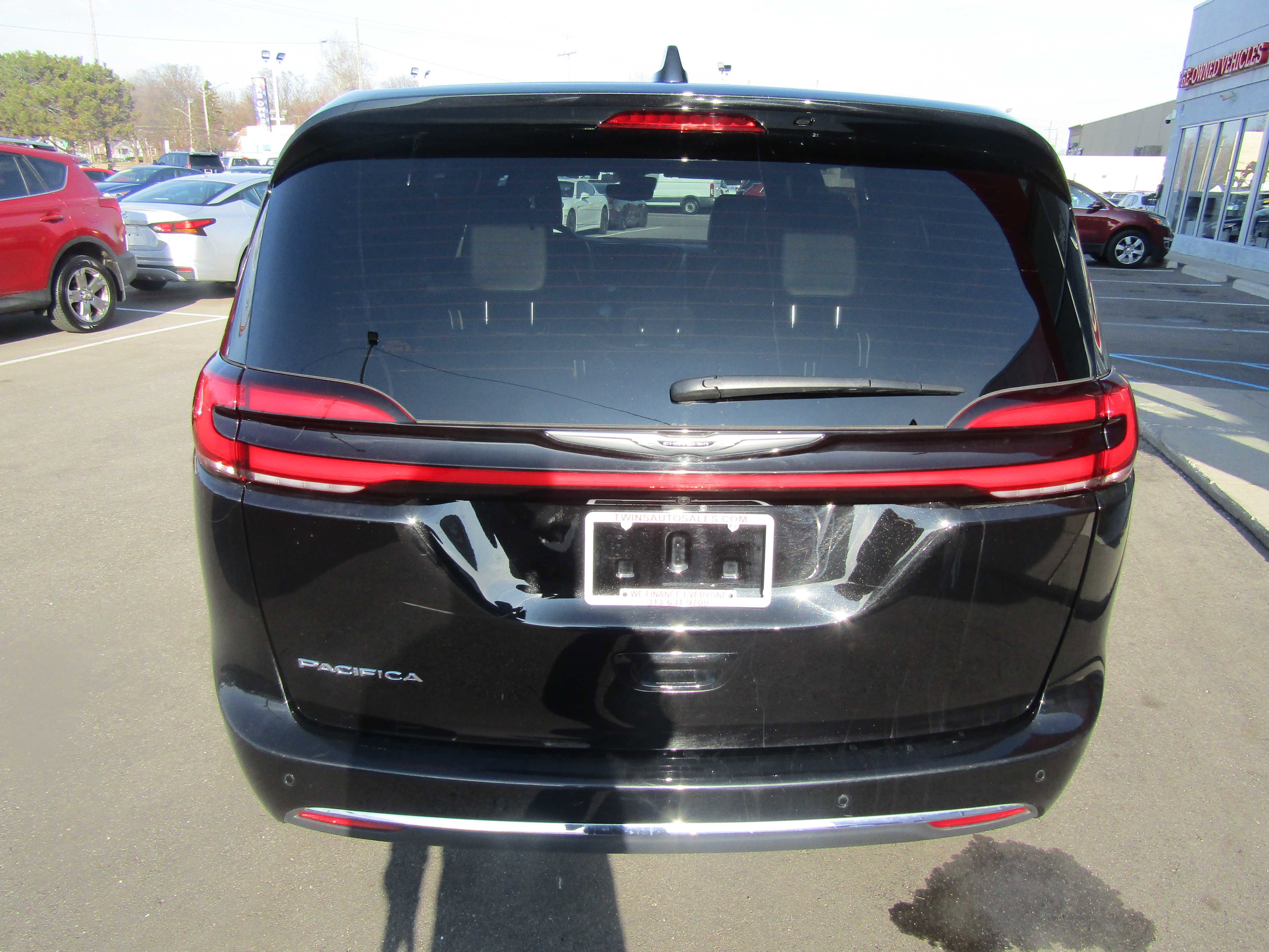 Used 2025 Chrysler Pacifica Select image 6