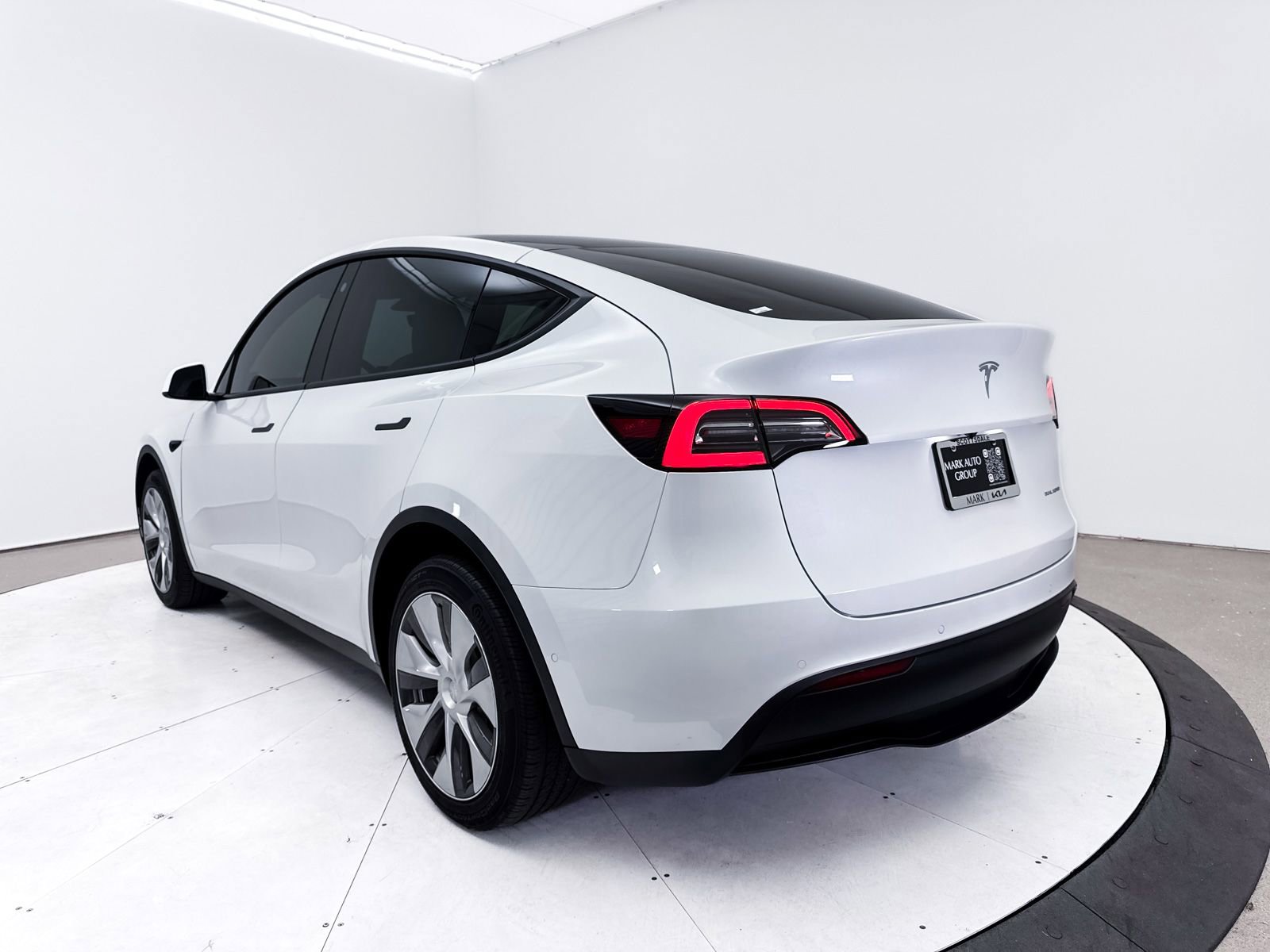 Used 2022 Tesla Model Y Long Range image 27