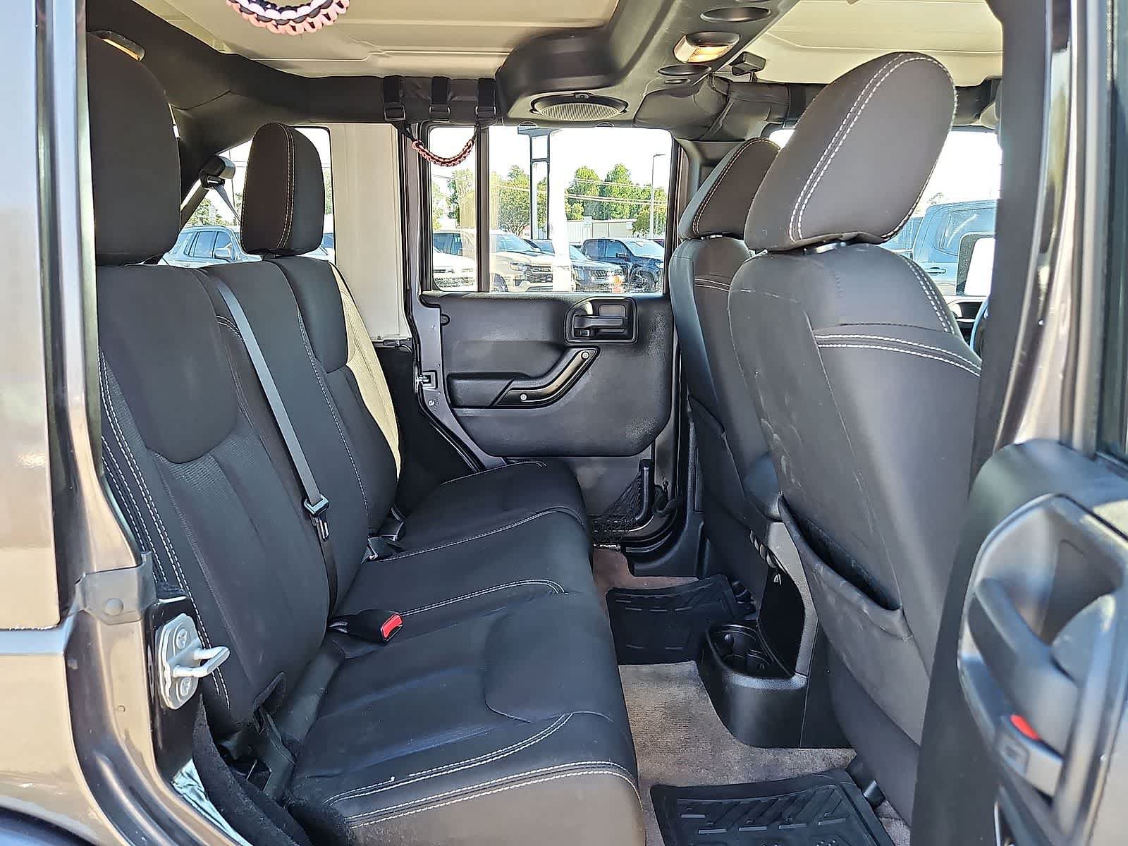 Used 2014 Jeep Wrangler Unlimited Sahara w/ Connectivity Group AWD/4WD image 28