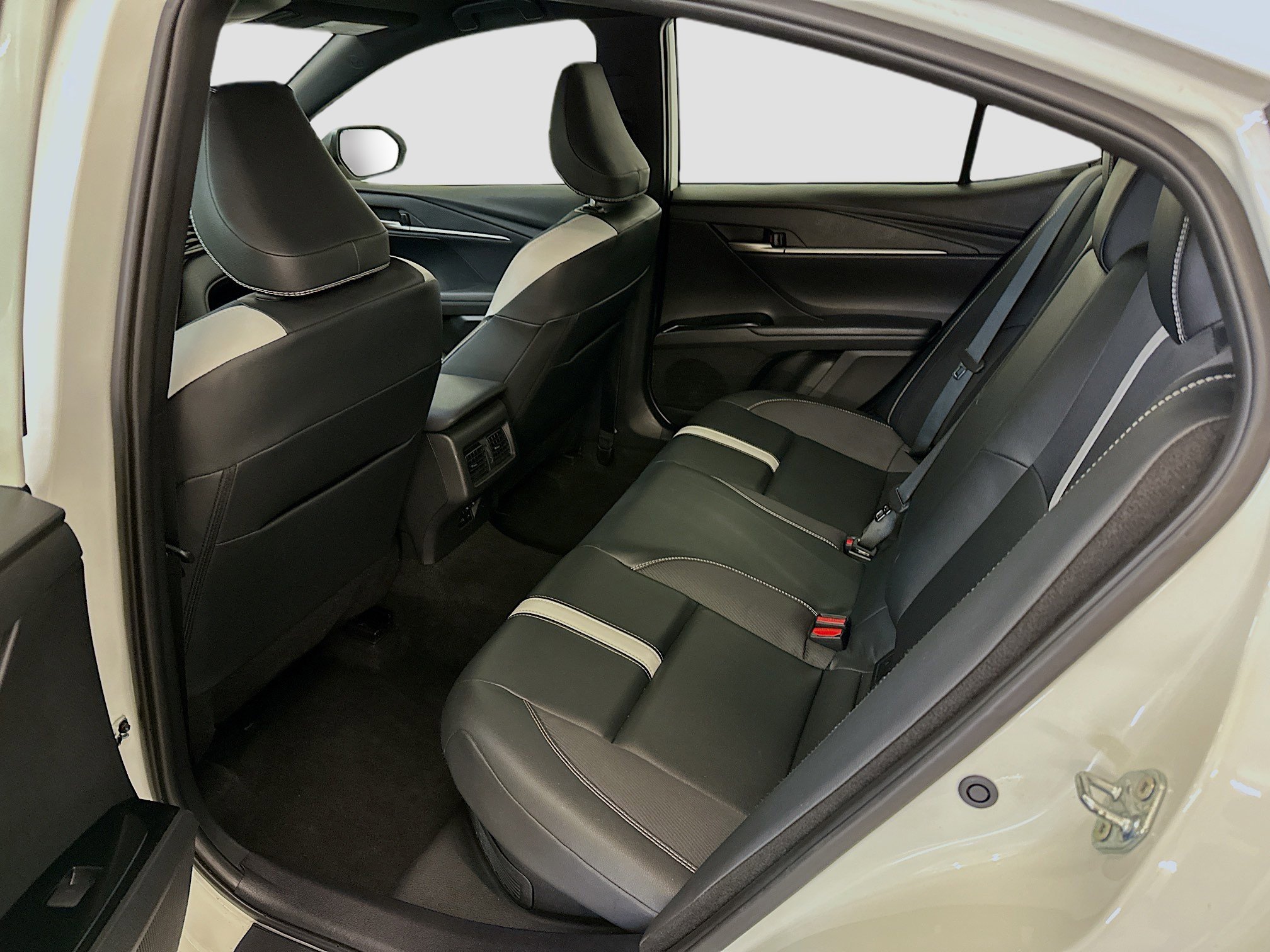 Used 2025 Toyota Camry SE FWD image 29