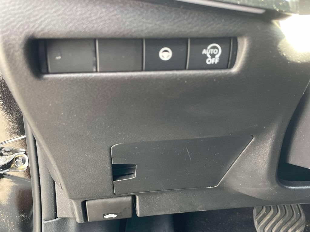 Used 2025 Nissan Kicks SR FWD image 17