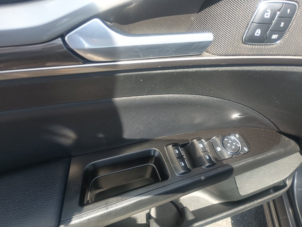 Used 2017 Ford Fusion SE w/ Fusion SE Technology Package FWD image 18