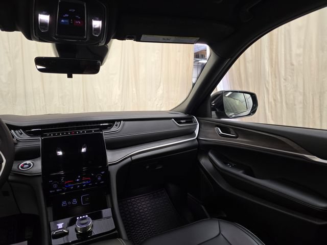 Used 2025 Jeep Grand Cherokee Limited w/ Trailer Tow Package AWD/4WD image 32