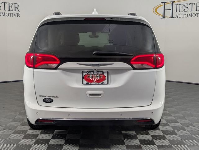 Used 2019 Chrysler Pacifica Touring-L image 6
