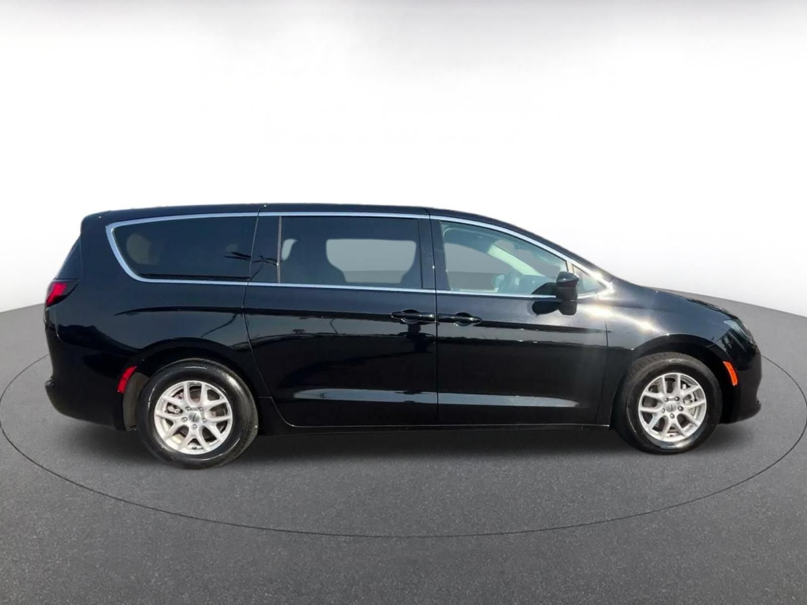 Used 2024 Chrysler Voyager LX FWD image 15