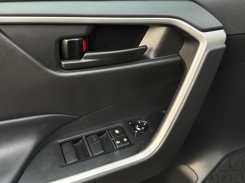 Used 2022 Toyota RAV4 LE AWD/4WD image 18