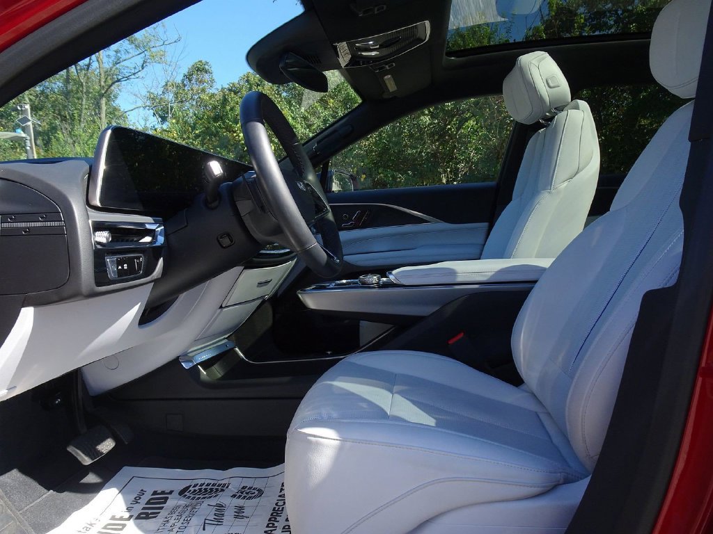 Used 2024 Cadillac Lyriq Sport RWD image 7