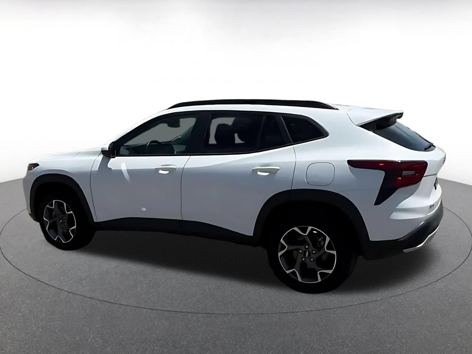 Used 2025 Chevrolet Trax LT FWD image 9