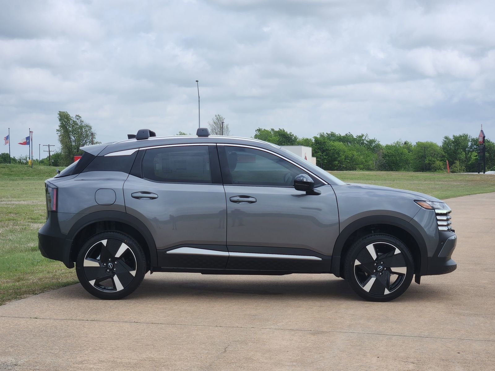 New 2026 Nissan Kicks SR FWD image 7