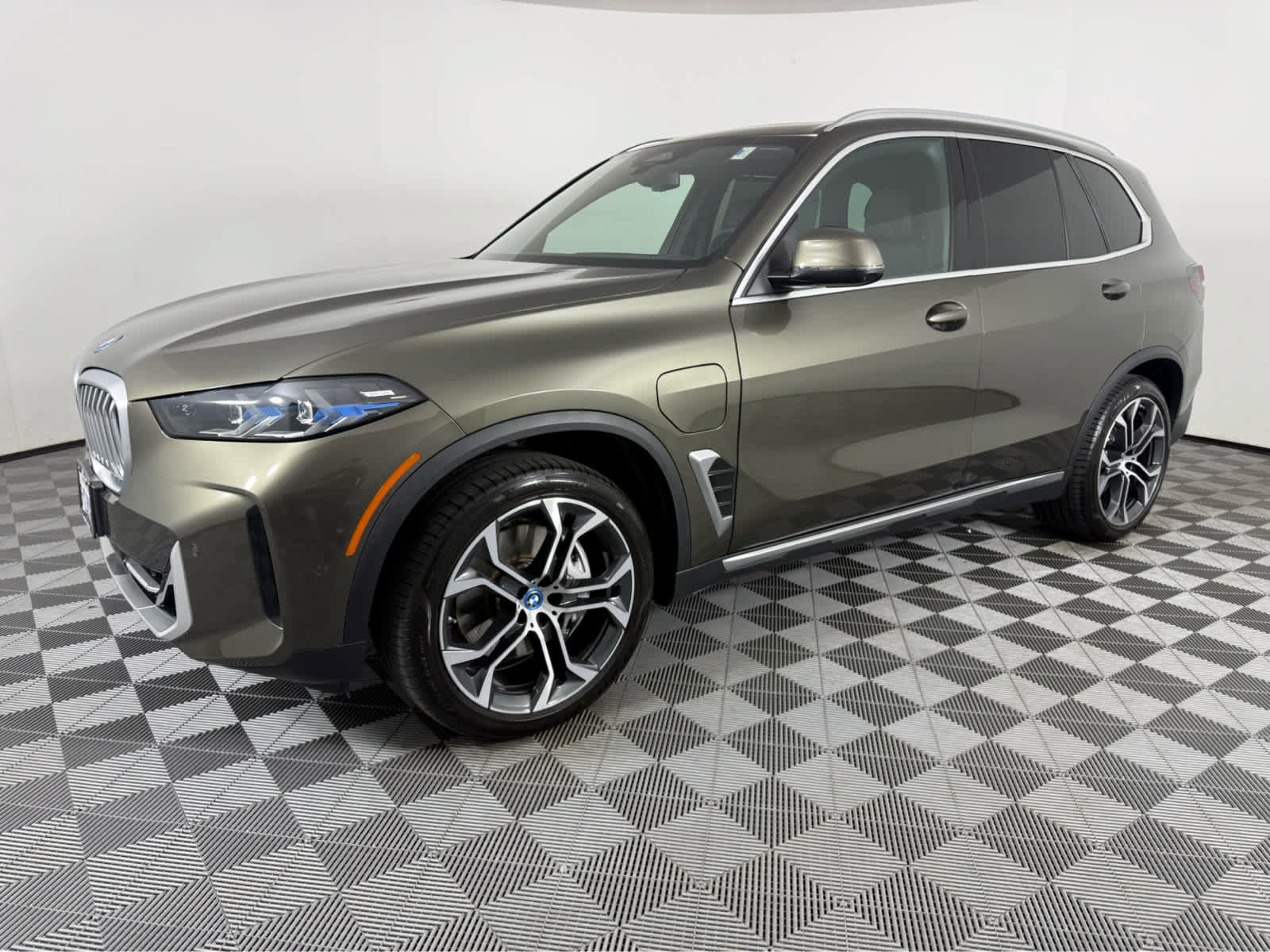 Used 2025 BMW X5 xDrive50e w/ Premium Package AWD/4WD image 7