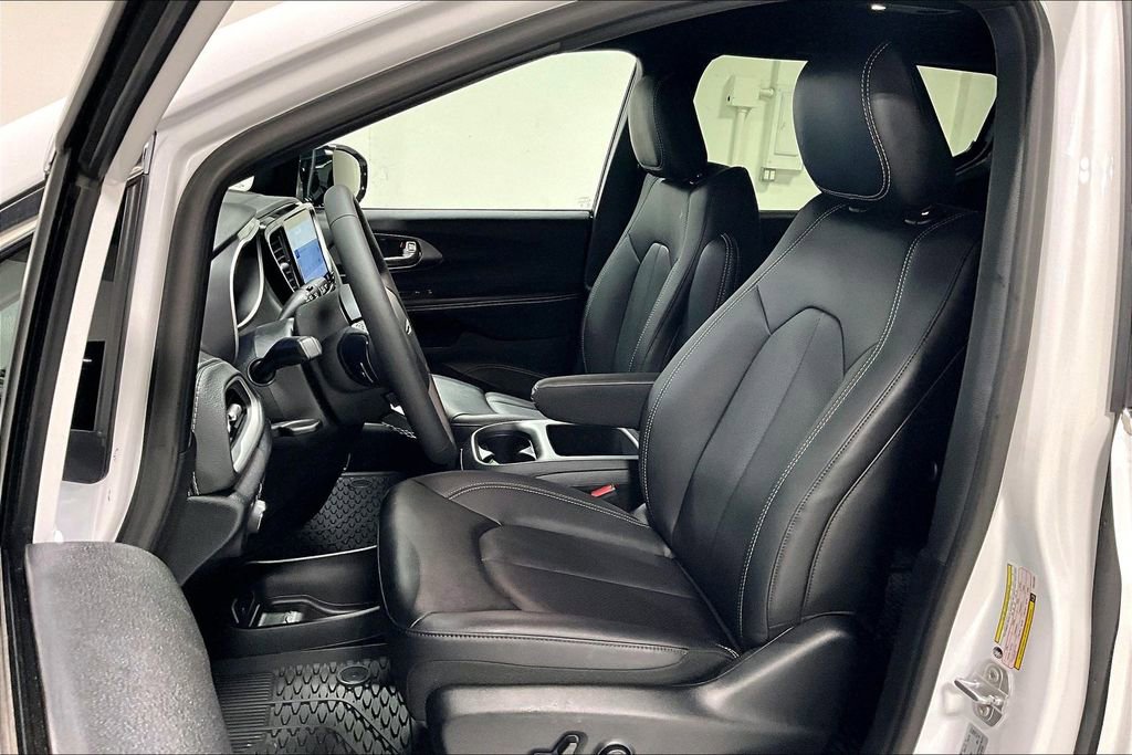 New 2026 Chrysler Pacifica Select FWD image 24