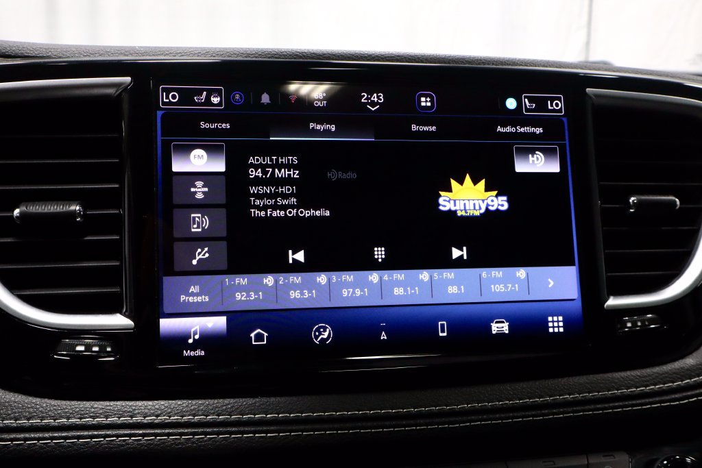 Used 2023 Chrysler Pacifica Limited FWD image 3