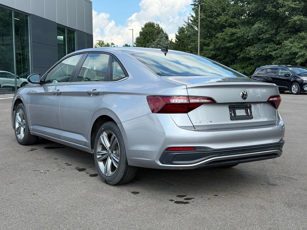 Used 2024 Volkswagen Jetta SE FWD image 4