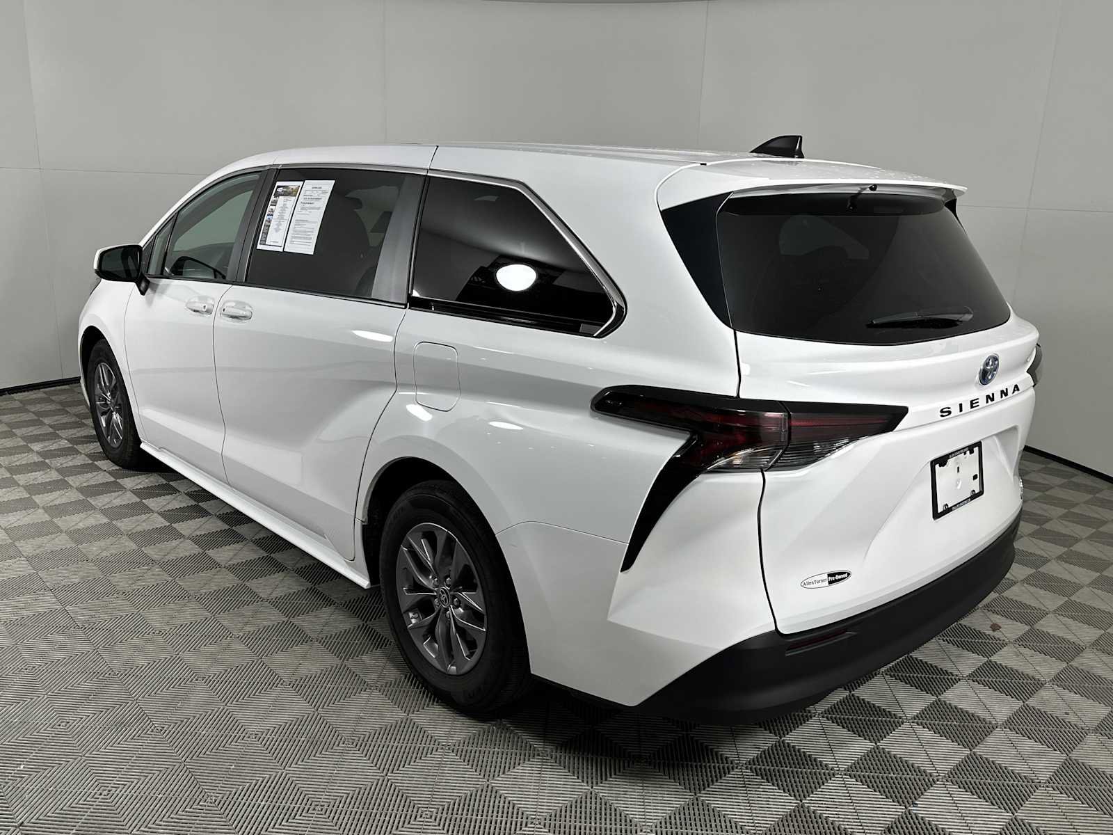 Used 2024 Toyota Sienna LE FWD image 6