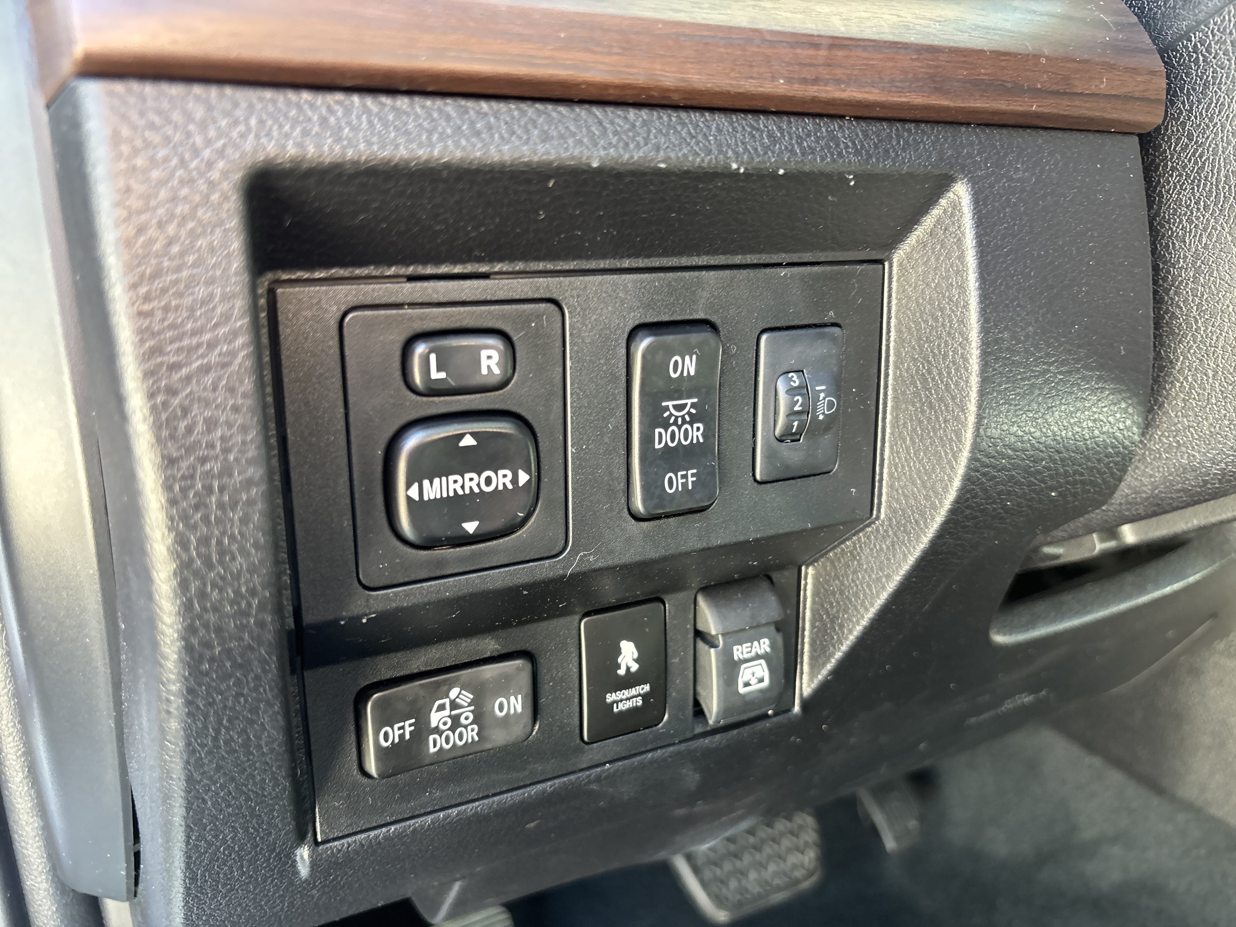 Used 2021 Toyota Tundra Limited w/ Limited Premium Package AWD/4WD image 22