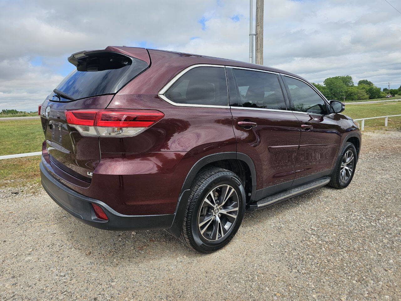 Used 2019 Toyota Highlander Plus FWD image 3